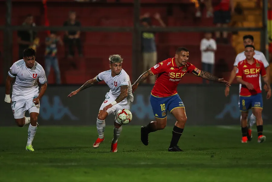 Vecchio reclamó un claro penal en favor de Unión Española. | Foto: Photosport