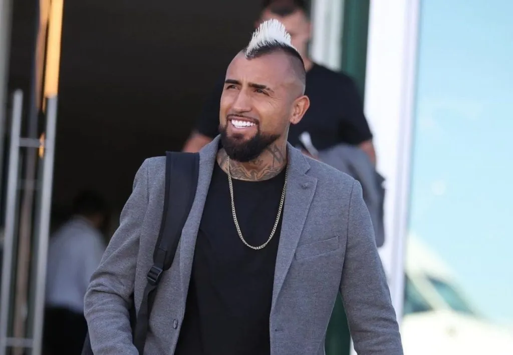 El volante Arturo Vidal luciendo el nuevo traje del Cacique, adicionándole una cadena de oro.