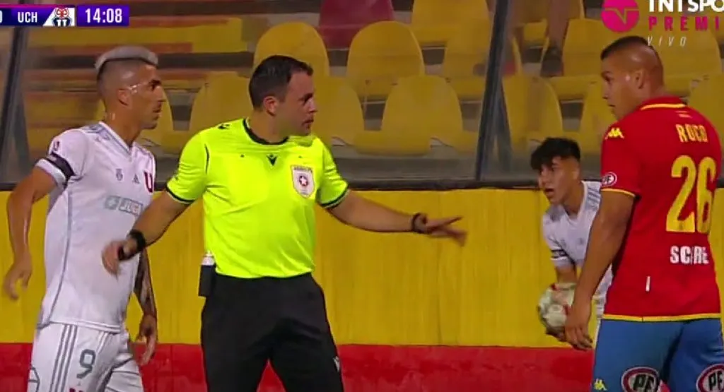 El juez central del compromiso separando a Fernández y Roco | FOTO: Photosport