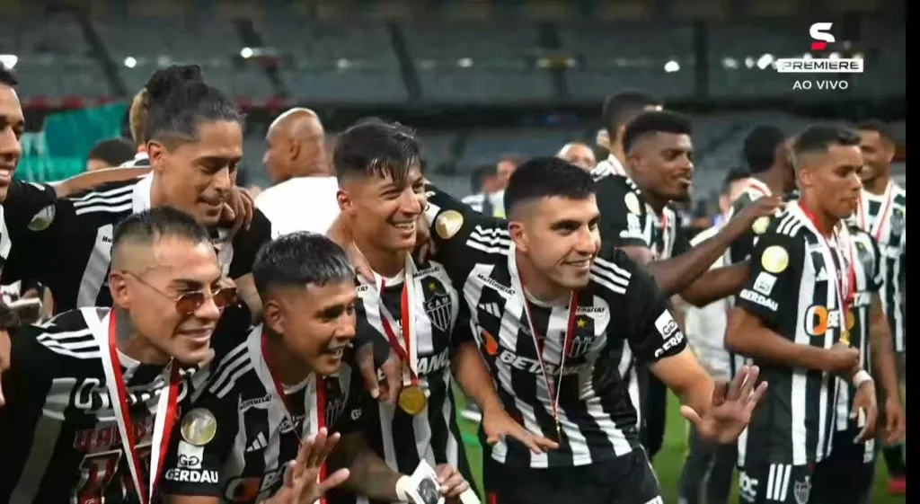 Vargas celebrando con sus compañeros un nuevo título | Foto: Captura