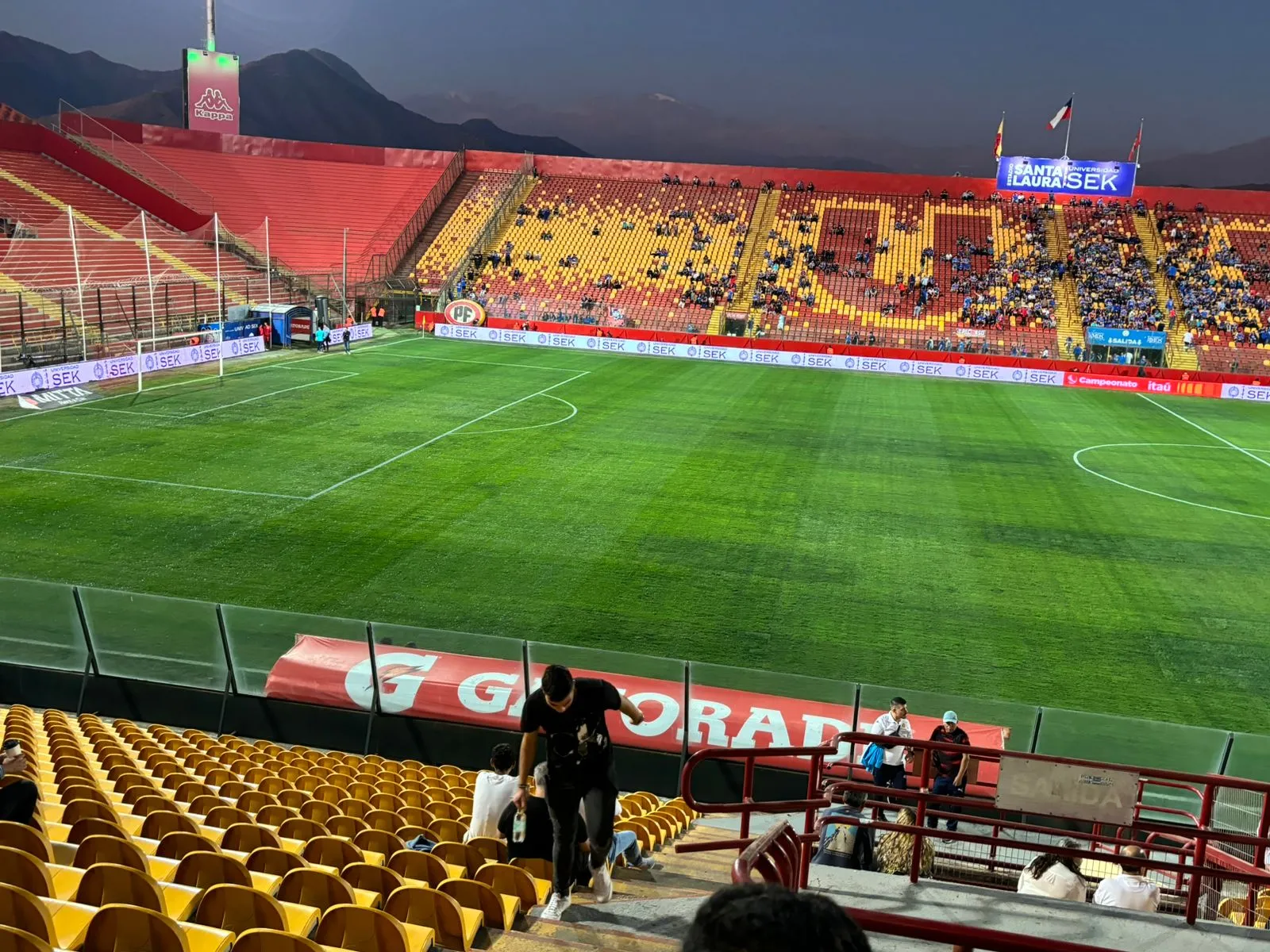 Así luce la cancha del Estadio Santa Laura.El césped de Santa Laura no presenta mayores problemas.Unión Española y la U se enfrentarán desde las 20:00 horas.