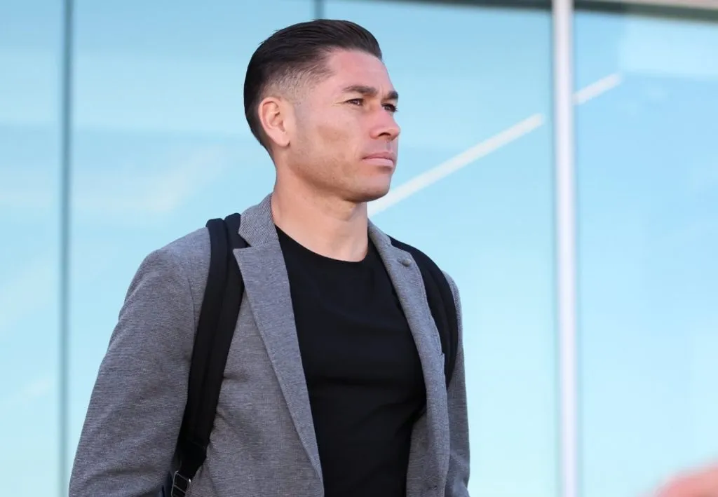 El lateral Óscar Opazo luciendo el nuevo traje de Colo Colo.