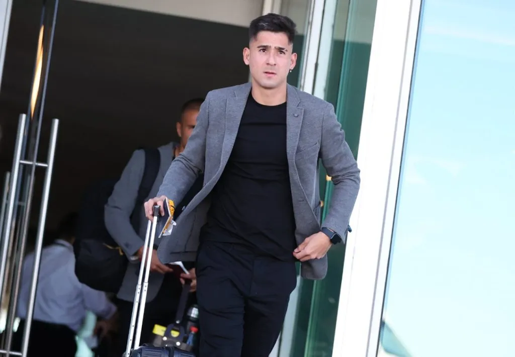 El delantero Guillermo Paiva luciendo el nuevo traje de Colo Colo.