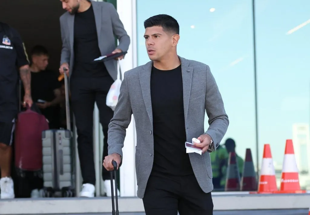 El volante y capitán Esteban Pavez luciendo el nuevo traje de Colo Colo.