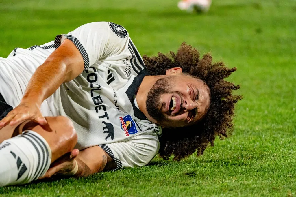 Maximiliano Falcón se lesionó en plena disputa del partido entre Colo Colo y Cerro Porteño por Copa Libertadores. (Foto: Guillermo Salazar)