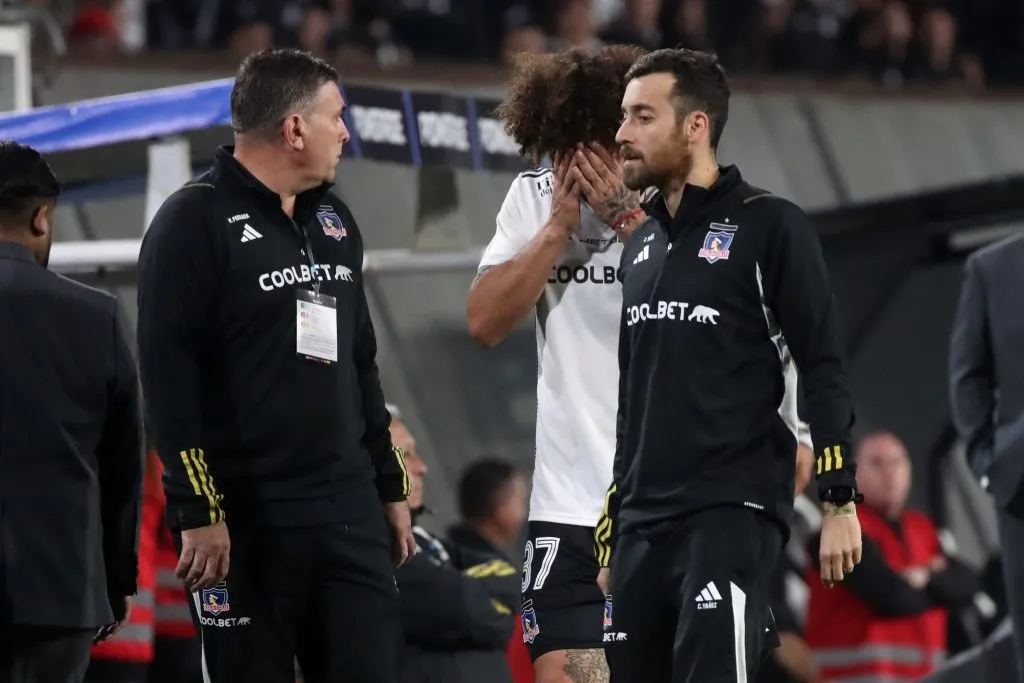 Falcón se retiro del terreno de juego visiblemente afectado | FOTO: Jonnathan Oyarzun/Photosport