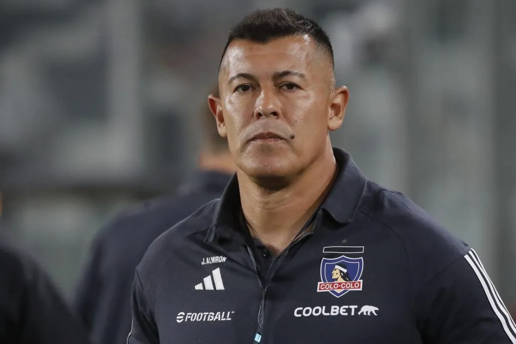 Jorge Almirón recibió una dura crítica por la caída de Colo Colo.