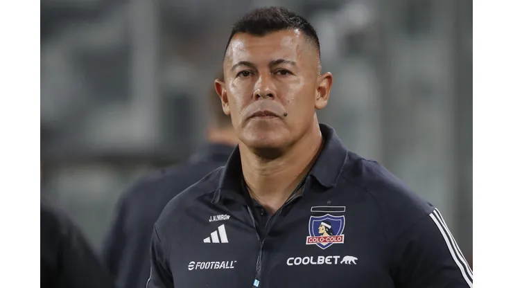 Jorge Almirón recibió una dura crítica por la caída de Colo Colo.