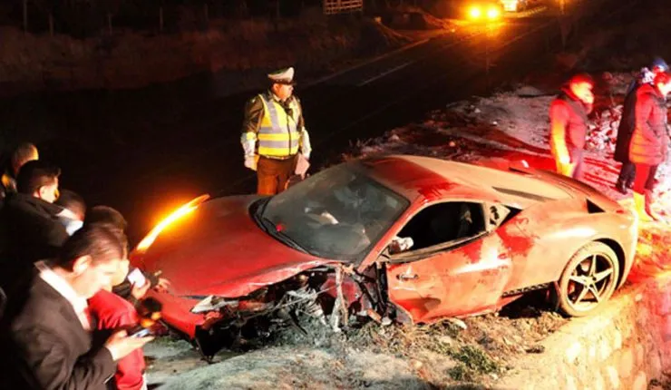 Así quedó el Ferrari 485 chocado por Arturo Vidal | FOTO: Archivo