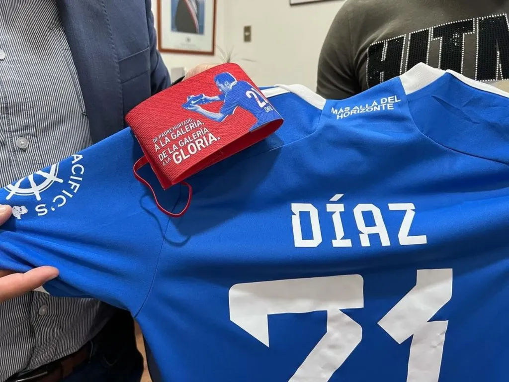 El regalo de Marcelo Díaz al alcalde hincha de la UC.