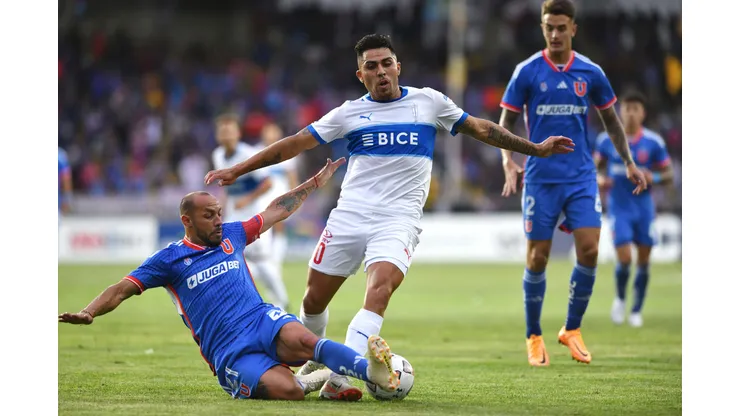 Marcelo Díaz sorprendió a alcalde hincha de la UC regalándole una camiseta de la U.