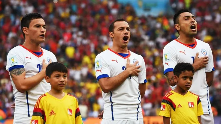 Aránguiz, Díaz y Jara cantando el himno de Chile | FOTO: Archivo