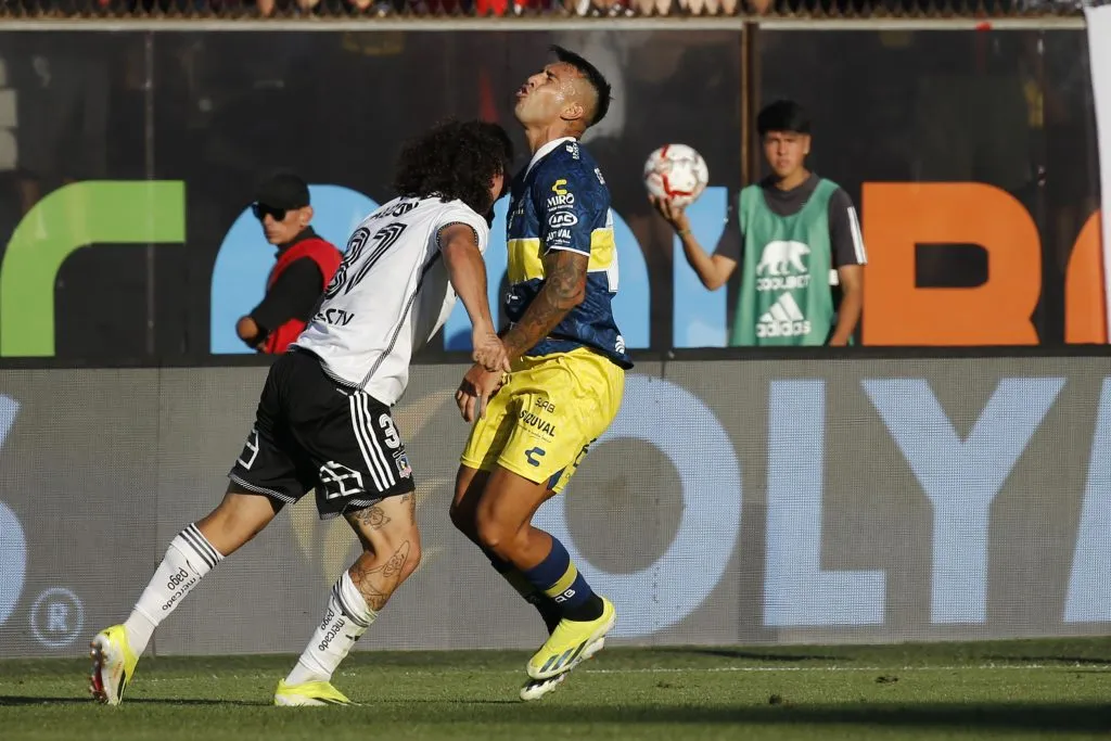 Momento del impacto de Maximiliano Falcón a Rodrigo Contreras. (Foto: Dragomir Yankovic/Photosport)