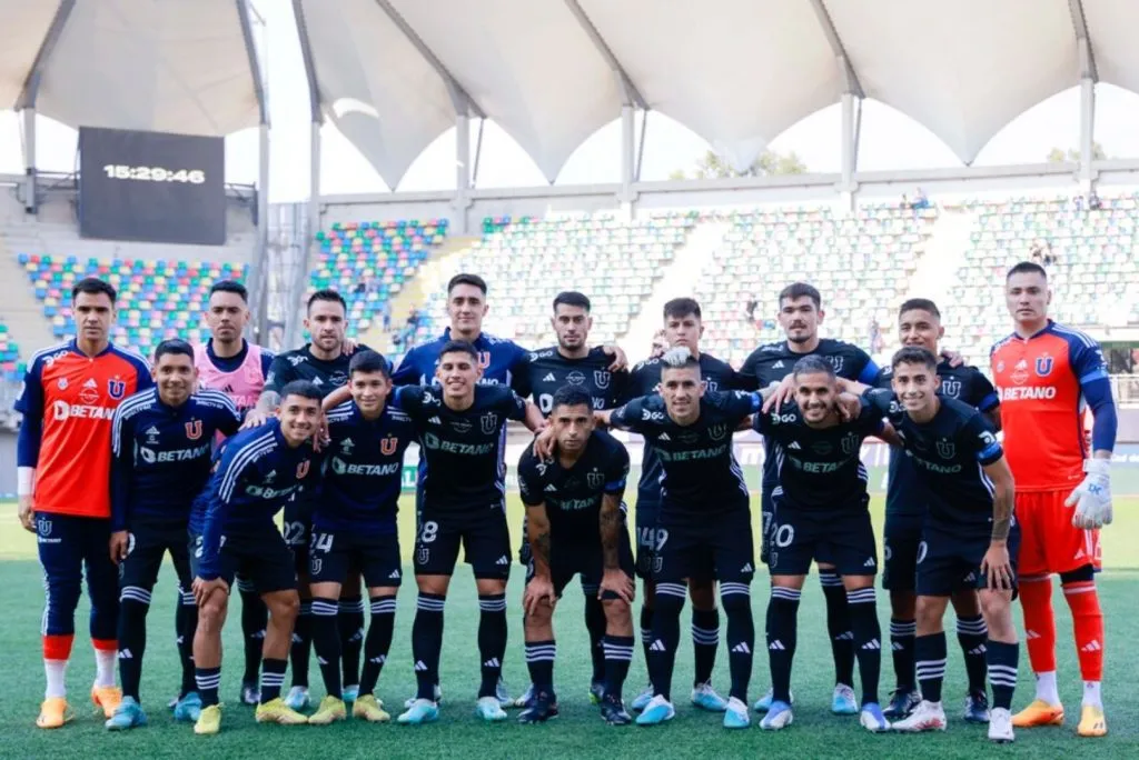 Ante Audax Italiano en La Florida, la U jugó de negro el 2023 (Photosport)