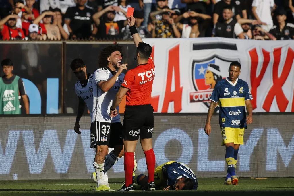 Momento de la expulsión de Maxi Falcón en el Colo Colo vs Everton. (Foto: Dragomir Yankovic/Photosport)