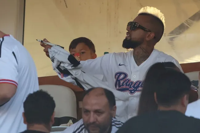 Arturo Vidal vio desde los palcos la goleada de Colo Colo por 4-1 sobre Everton del pasado sábado. (Foto: Dragomir Yankovic/Photosport)