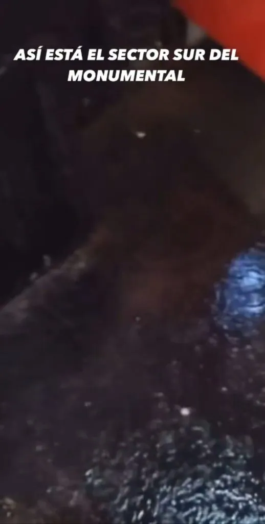 El agua corría como un río en los baños. | Foto: Instagram