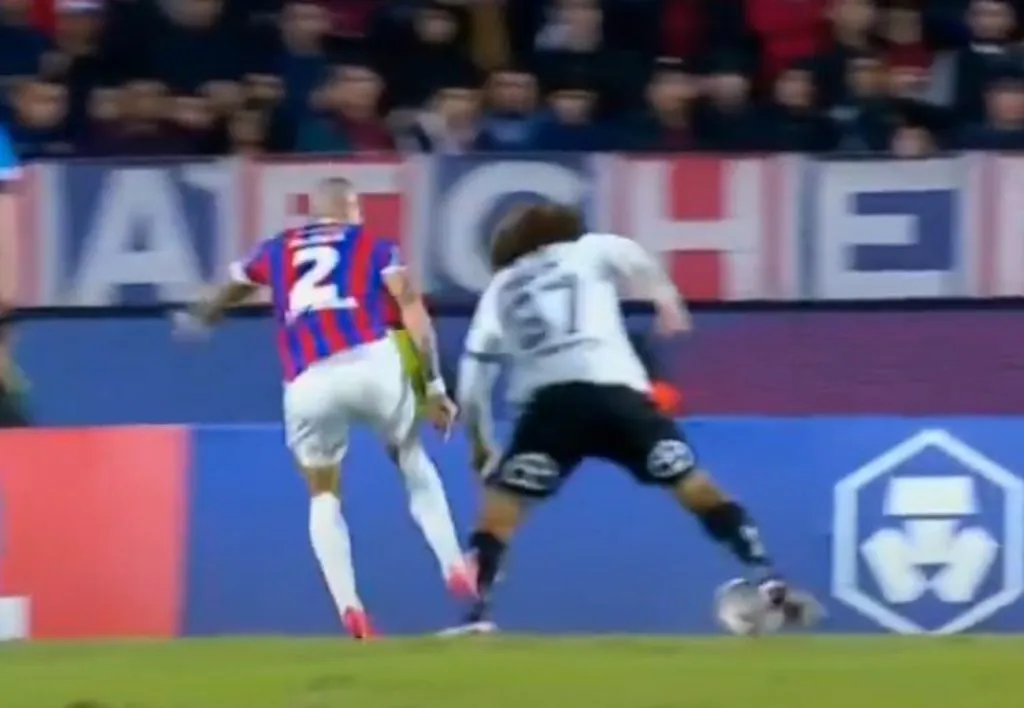 Maximiliano Falcón recibió un grave pisotón del paraguayo Alan Benítez. (Foto: Captura)