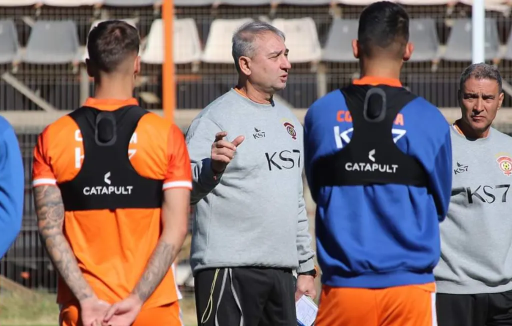 Dalcio Giovagnoli dando sus primeras indicaciones al plantel loíno | FOTO: Cobreloa
