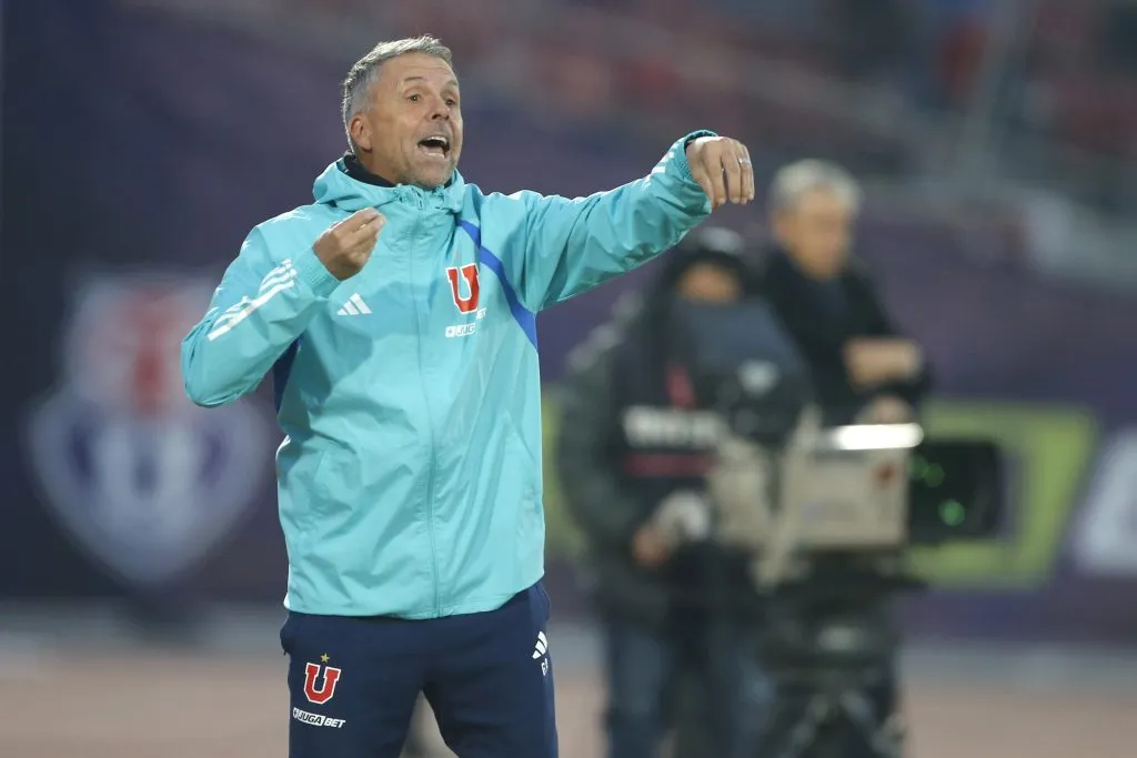 Gustavo Álvarez mueve la pizarra en Universidad de Chile.