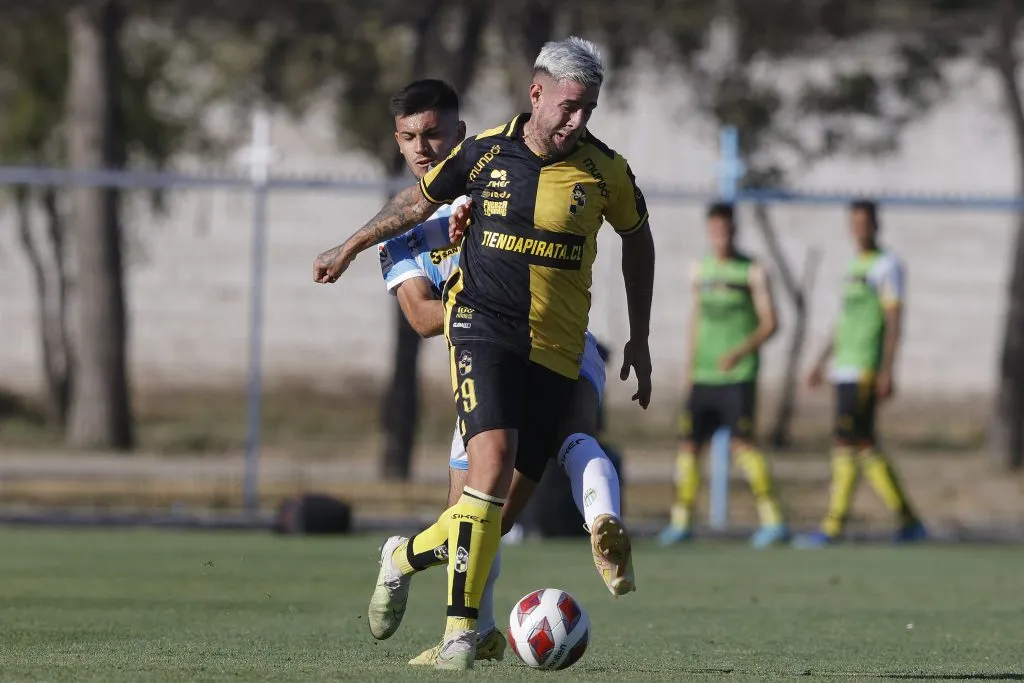 Johnny Herrera menciona a Rodrigo Holgado como un goleador a tener en cuenta en el mercado de pases. (Foto: Photosport)
