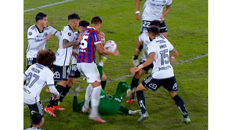 Colo Colo se salvó de un penal contra Cerro Porteño.
