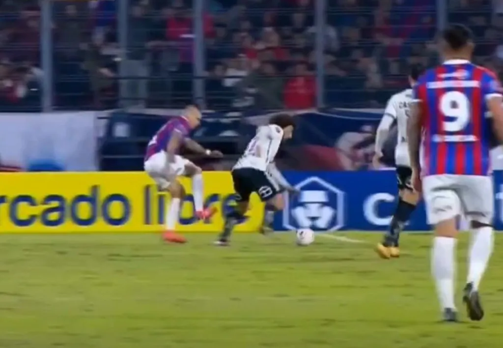 El jugador de Colo Colo, Maximiliano Falcón, recibió una grave entrada del paraguayo Alan Benítez. (Foto: Captura)