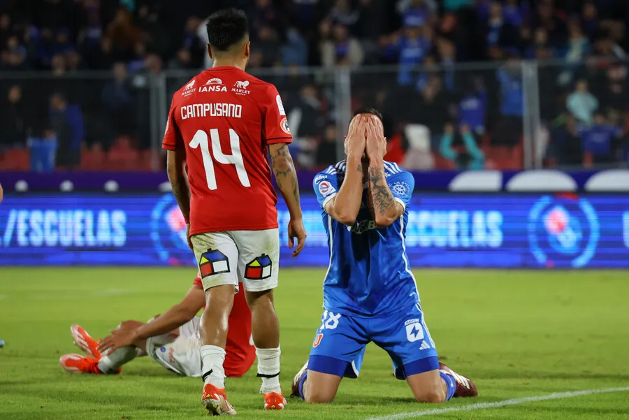 El lamento de Lucho Pons tras errar una opción ante Ñublense (Photosport)