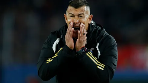 Jorge Almirón presiona a la dirigencia alba por la renovación de Arturo Vidal (Foto: Cesar Olmos/Photosport)