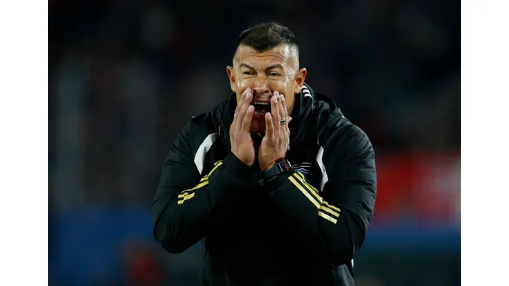 Jorge Almirón presiona a la dirigencia alba por la renovación de Arturo Vidal (Foto: Cesar Olmos/Photosport)