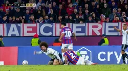 Maximiliano Falcón recibe dura falta de Alan Benítez. (Foto: Photosport)