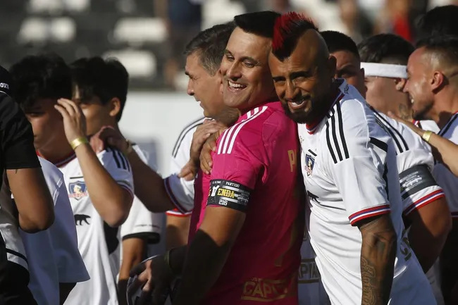 Justo Villar ha compartido en un par de ocasiones con Arturo Vidal, como en la despedida de Esteban Paredes. (Foto: Jonnathan Oyarzún/Photosport)