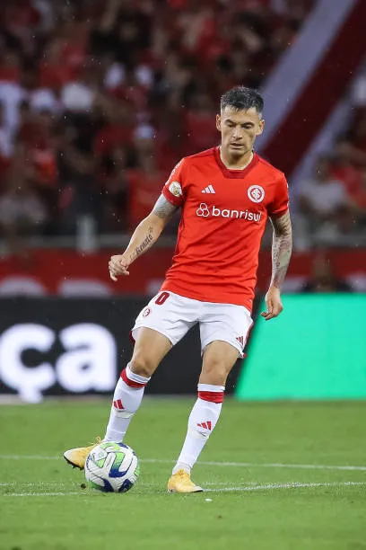 Aránguiz tiene contrato por un año más en Inter, pero el jugador buscaría una salida anticipada (Getty Images)