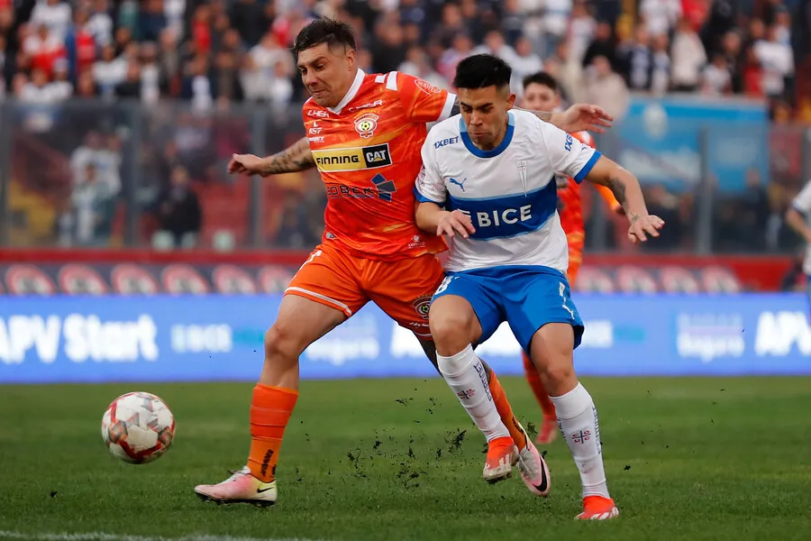 Aravena vio la roja ante Cobreloa. | Foto: Photosport