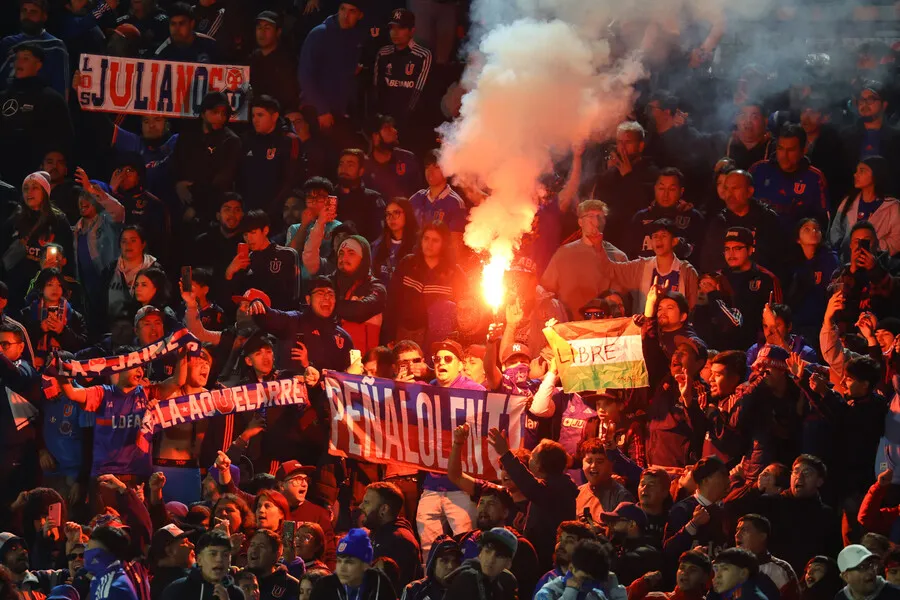 La bengala encendida que consignó Carvajal en su informe (Photosport)