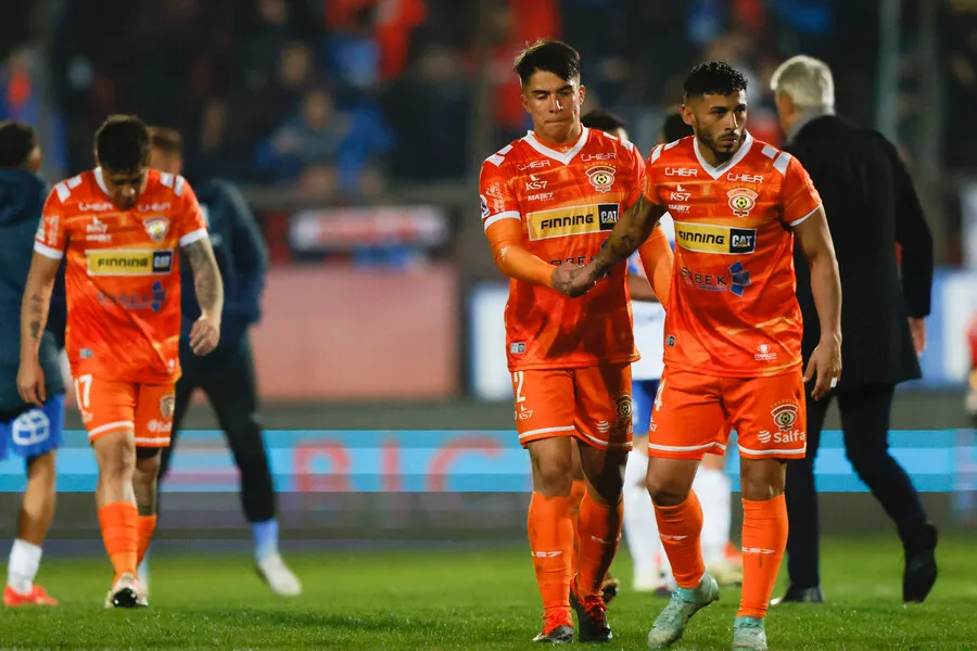 Los loínos no levantan cabeza y fueron goleados por la UC (Photosport)