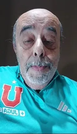 Tito Awad luciendo el regalo de Álvarez (Bolavip)