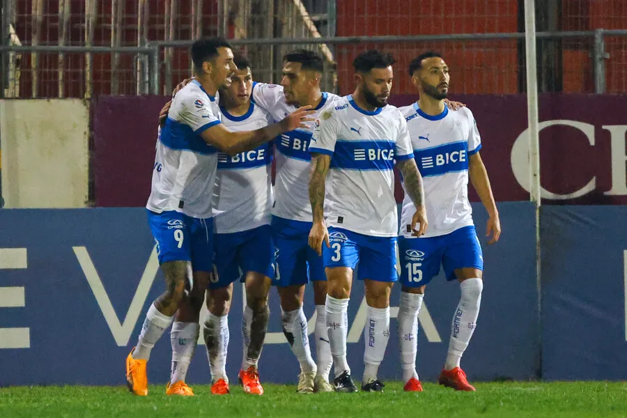 En la cancha, Universidad Católica celebra. | Foto: Photosport