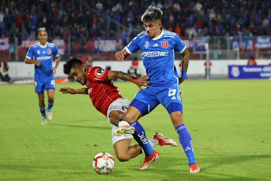 Sotomayor le cae a Maximiliano Guerrero. | Foto: Photosport