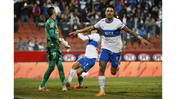 Fernando Zampedri marca un doblete en goleada de la Universidad Católica. (Foto: Photosport)