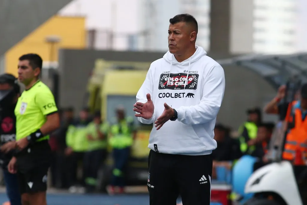 Jorge Almirón disfrutó de la goleada de Colo Colo al borde de la cancha. (Foto: Alex Díaz/Photosport)