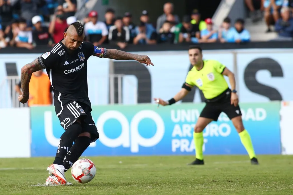 Arturo Vidal marcó el 1-0 parcial de Colo Colo ante Deportes Iquique en el estadio Tierra de Campeones. (Foto: Photosport)