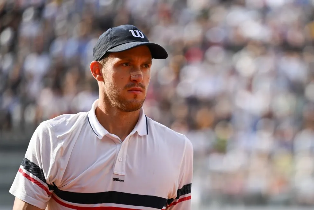 Nicolás Jarry juega ante Corentin Moutet en Roland Garros 2024. (Foto: Getty)