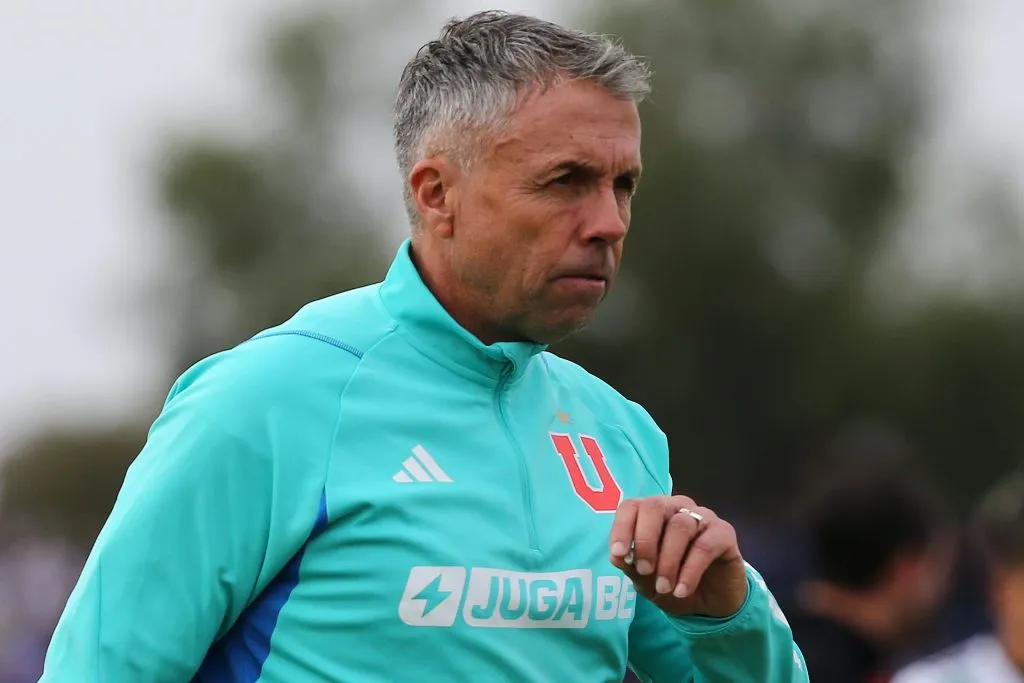 Gustavo Álvarez fue aconsejado sobre los refuerzos que debe sumar Universidad de Chile.