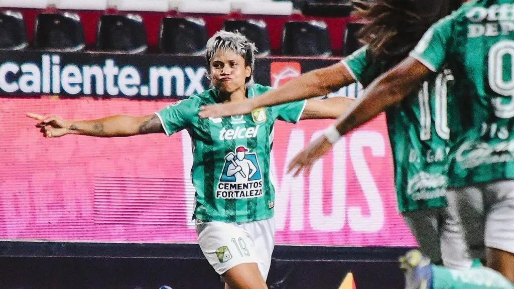 Fernanda Pinilla celebrando su tanto con la camiseta del León | FOTO: León de México