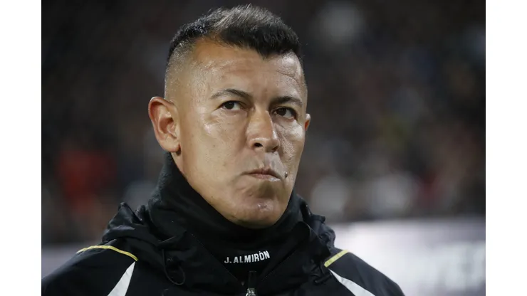 Jorge Almirón ensaya once para el encuentro del Cacique ante los Dragones Celestes. (Foto: Photosport)
