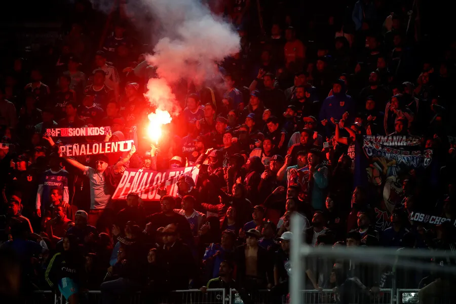 El árbitro del clasico consignó las bengalas que se encendieron en Ñuñoa (Photosport)