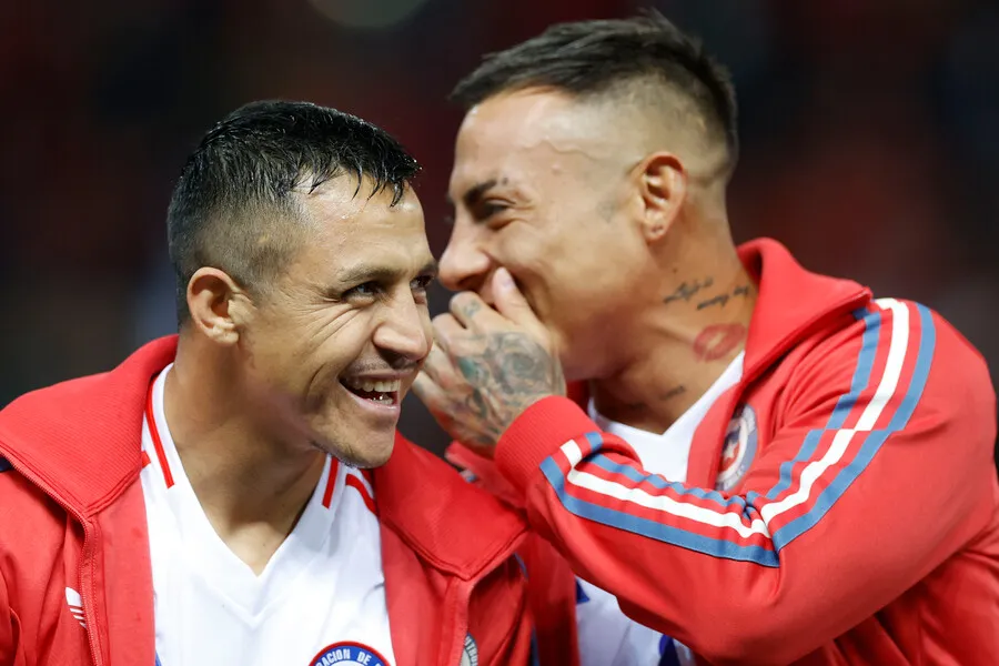 Alexis Sánchez y Eduardo Vargas encabezan la lista de Gareca. | Foto: Photosport