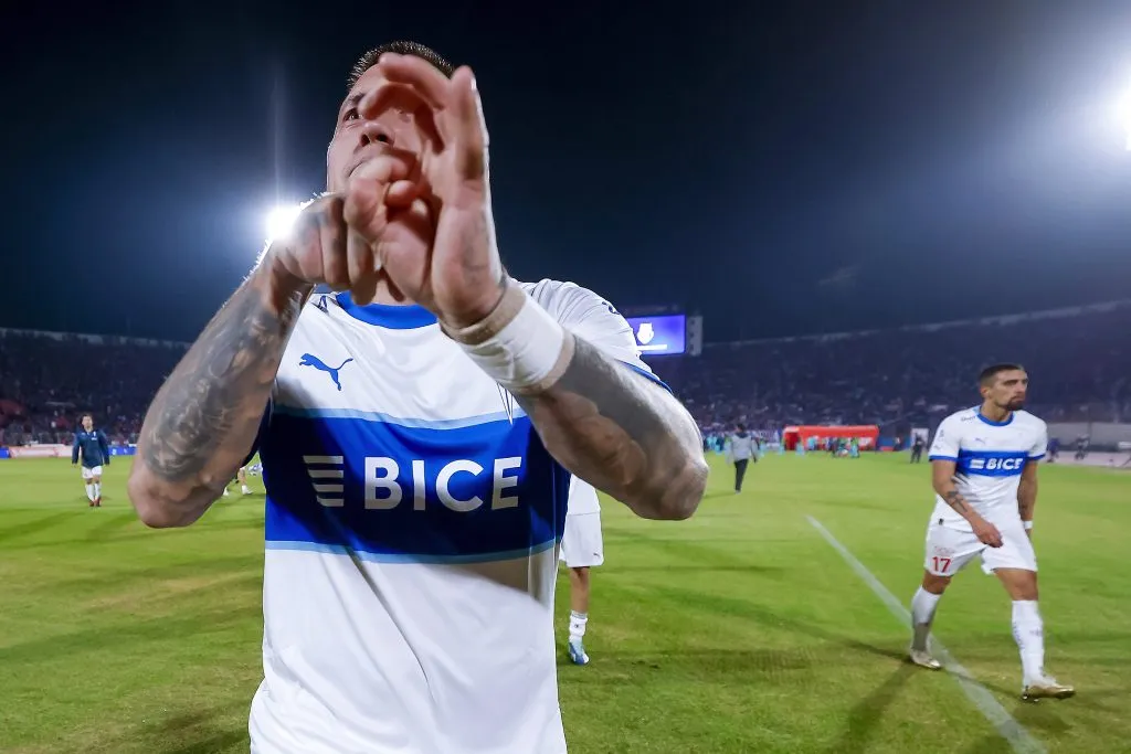 Nicolás Castillo realizó gestos obscenos hacia la hinchada de Universidad de Chile. (Foto: Photosport)