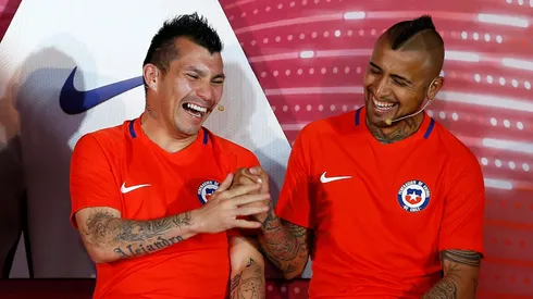 Arturo Vidal manda afectuoso saludo a Gary Medel